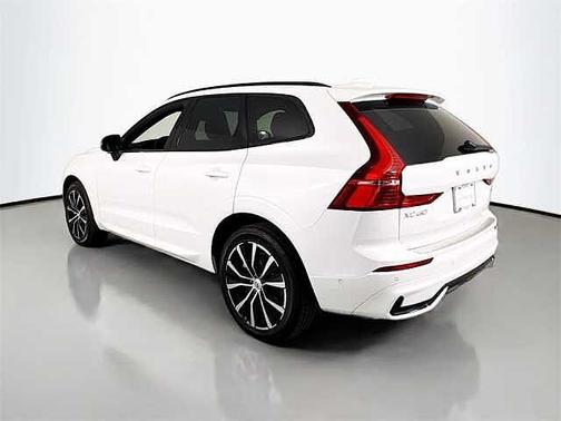 2023 Volvo XC60 B6 Ultimate Dark Theme