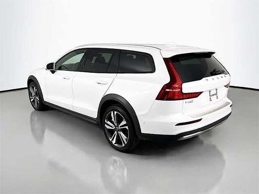 2024 Volvo V60 Cross Country Plus
