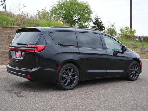 Diamond Black Crystal Pearlcoat 2025 Chrysler Pacifica Limited