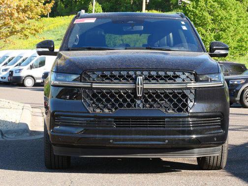 Infinite Black Metallic Clearcoat 2025 Lincoln Navigator Reserve
