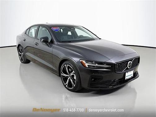 2024 Volvo S60 B5 Ultimate Dark Theme