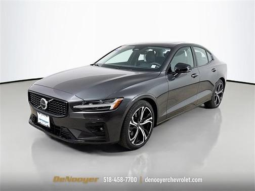 2024 Volvo S60 B5 Ultimate Dark Theme