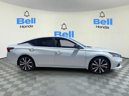 Pearl White Tricoat 2021 Nissan Altima SR FWD