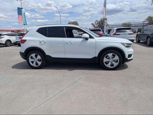 Ice White 2020 Volvo XC40 T4 Momentum