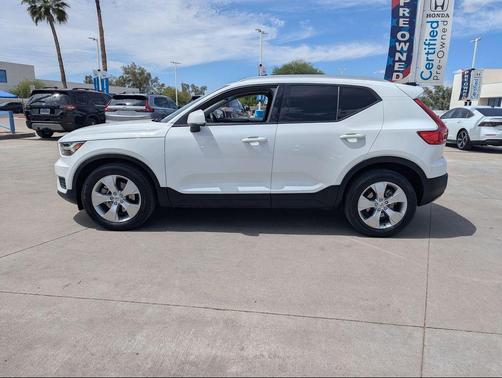 Ice White 2020 Volvo XC40 T4 Momentum