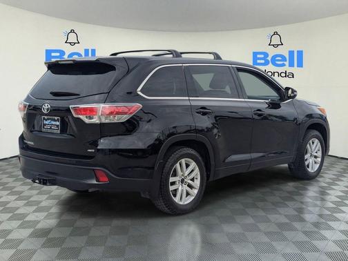 Midnight Black Metallic 2016 Toyota Highlander LE