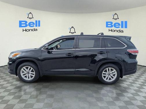 Midnight Black Metallic 2016 Toyota Highlander LE