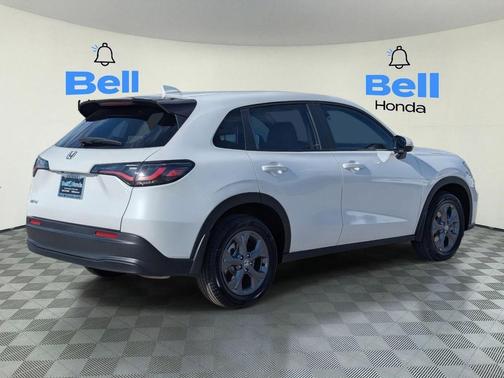 Platinum White Pearl 2027 Honda HR-V LX