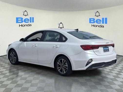 Snow White Pearl 2023 Kia Forte LXS