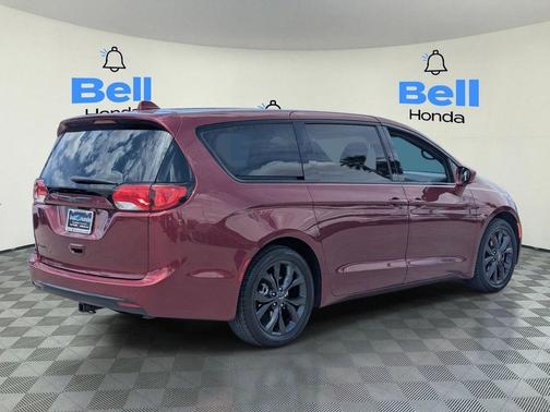 Velvet Red Pearlcoat 2020 Chrysler Pacifica Touring
