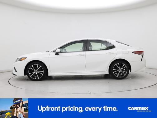 White 2018 Toyota Camry SE