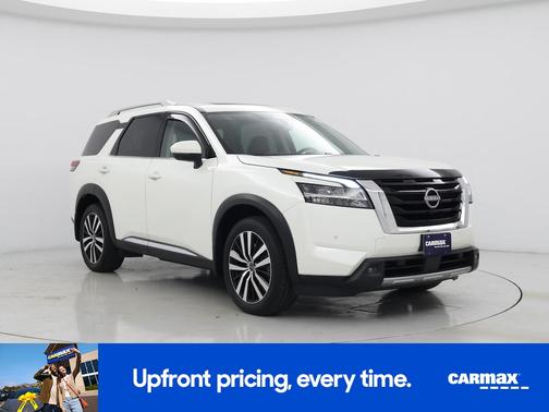 White 2024 Nissan Pathfinder Platinum