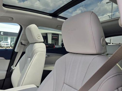 Iridescent White Tricoat 2026 Buick Envision Avenir AWD