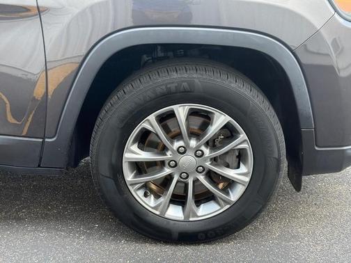 Granite Crystal Clearcoat Metallic 2019 Jeep Cherokee Latitude Plus