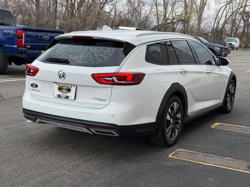 Summit White 2018 Buick Regal TourX Essence