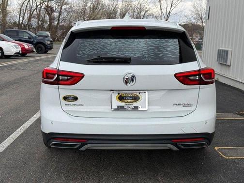 Summit White 2018 Buick Regal TourX Essence