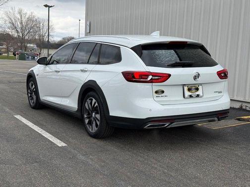 Summit White 2018 Buick Regal TourX Essence