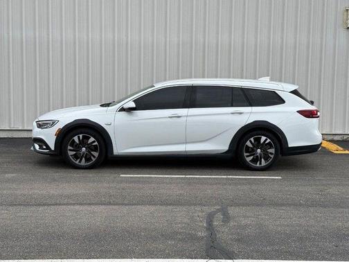 Summit White 2018 Buick Regal TourX Essence