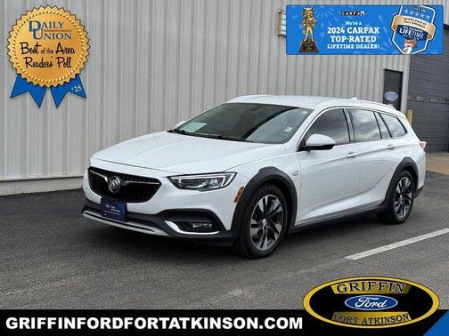 Summit White 2018 Buick Regal TourX Essence