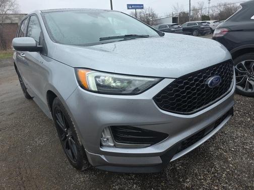 Iconic Silver Metallic 2023 Ford Edge ST Line