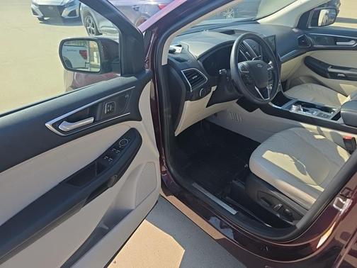 Burgundy Velvet Metallic Tinted Clearcoat 2024 Ford Edge Titanium