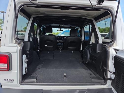 Bright White Clearcoat 2022 Jeep Wrangler Unlimited Sahara Altitude