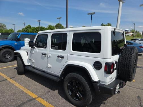 Bright White Clearcoat 2022 Jeep Wrangler Unlimited Sahara Altitude