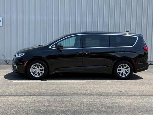 Diamond Black 2025 Chrysler Pacifica Select
