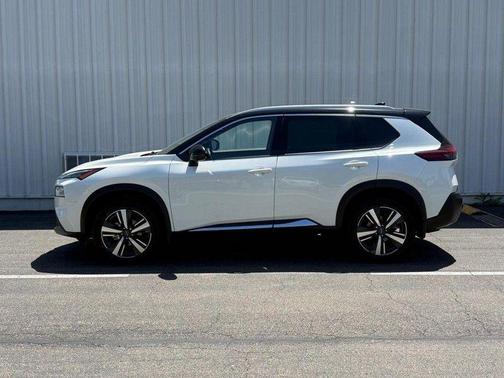 2 Tone White / Black Roof 2023 Nissan Rogue SL