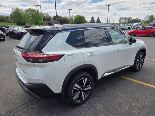 2 Tone White / Black Roof 2023 Nissan Rogue SL