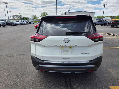 2 Tone White / Black Roof 2023 Nissan Rogue SL