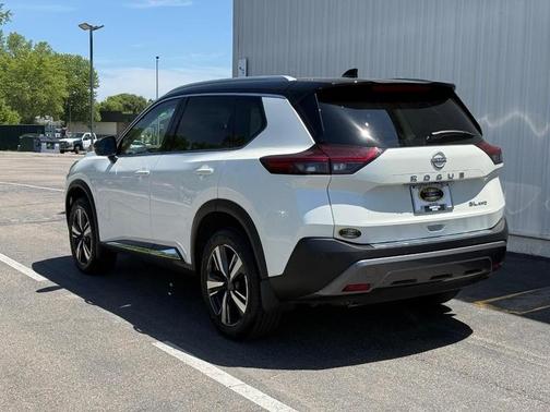 2 Tone White / Black Roof 2023 Nissan Rogue SL
