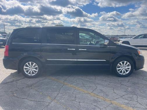 2016 Chrysler Town & Country Limited Platinum