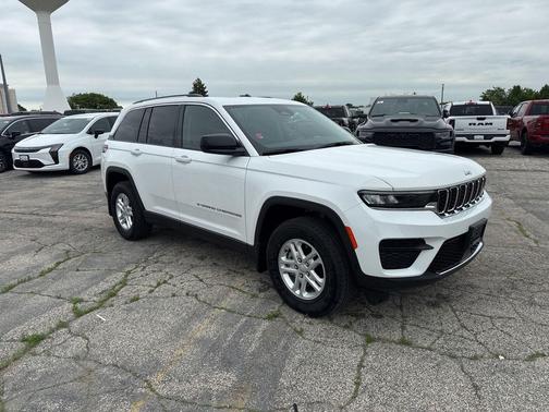 Bright White Clearcoat 2023 Jeep Grand Cherokee Laredo