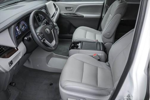 2020 Toyota Sienna XLE