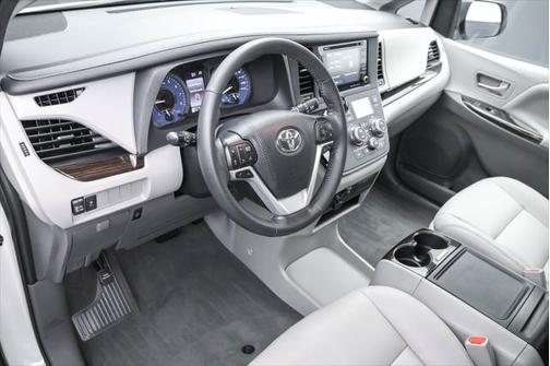 2020 Toyota Sienna XLE