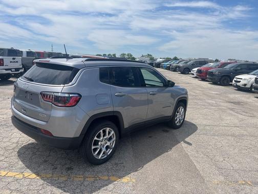 Billet Silver Metallic Clearcoat 2023 Jeep Compass Latitude Lux