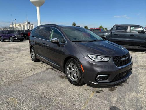 Granite Crystal Metallic Clearcoat 2023 Chrysler Pacifica Limited