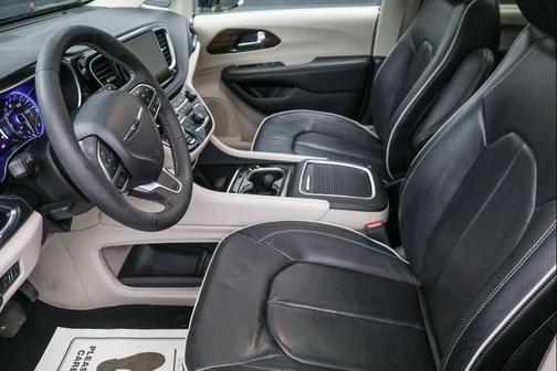 Granite Crystal Metallic Clearcoat 2023 Chrysler Pacifica Limited