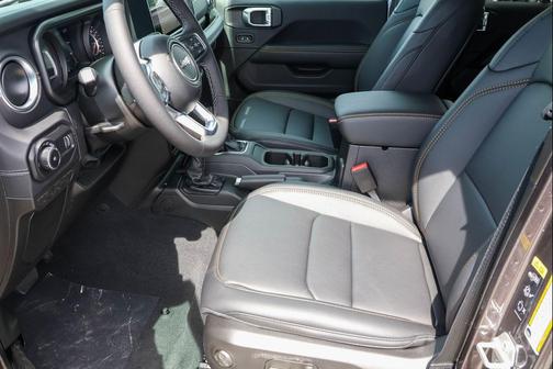 Granite Crystal Metallic Clearcoat 2026 Jeep Wrangler 4-Door Sahara 4x4