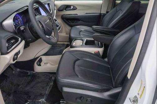 Bright White Clearcoat 2023 Chrysler Pacifica Touring L