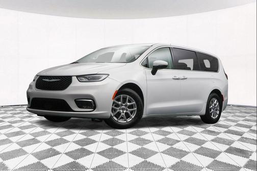 Bright White Clearcoat 2023 Chrysler Pacifica Touring L