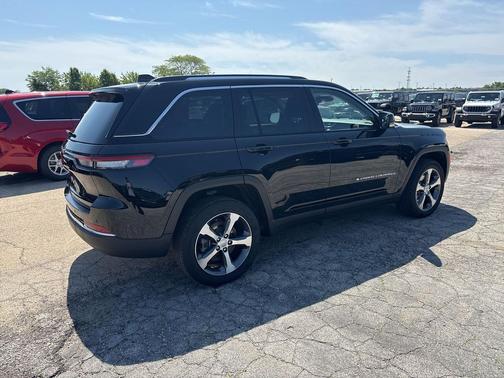 Diamond Black Crystal Pearlcoat 2023 Jeep Grand Cherokee 4xe Base