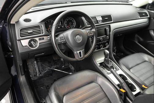 2015 Volkswagen Passat 1.8T Auto SE w/Sunroof & Nav