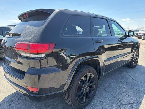 Diamond Black Crystal Pearlcoat 2019 Jeep Grand Cherokee Altitude