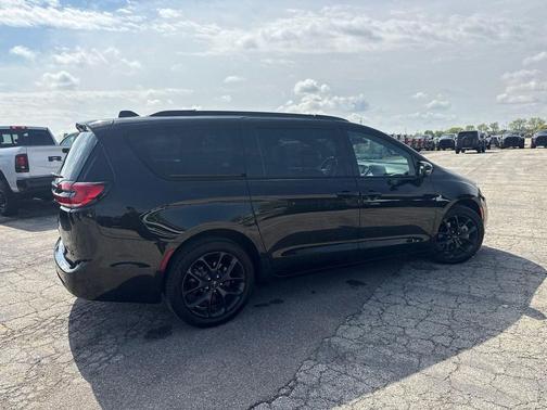 Brilliant Black Crystal Pearlcoat 2021 Chrysler Pacifica Limited