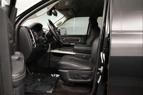 Brilliant Black Crystal Pearlcoat 2018 RAM 3500 Laramie Crew Cab 4x4 6'4' Box