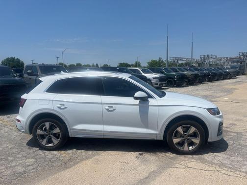 Glacier White Metallic 2023 Audi Q5 40 Premium Plus