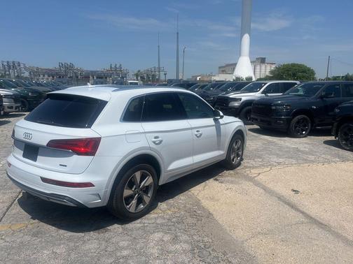 Glacier White Metallic 2023 Audi Q5 40 Premium Plus