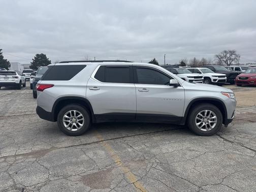 Silver Ice Metallic 2019 Chevrolet Traverse LT Cloth